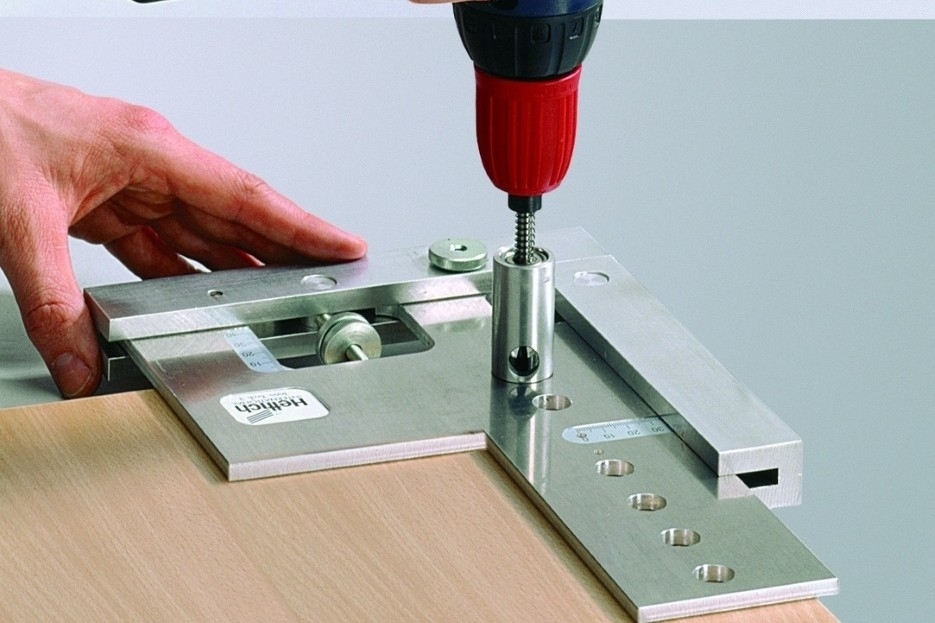 Gabarit de perçage et équerre Practica